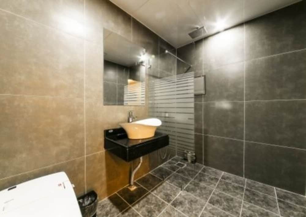 Premium Twin Room photo 3