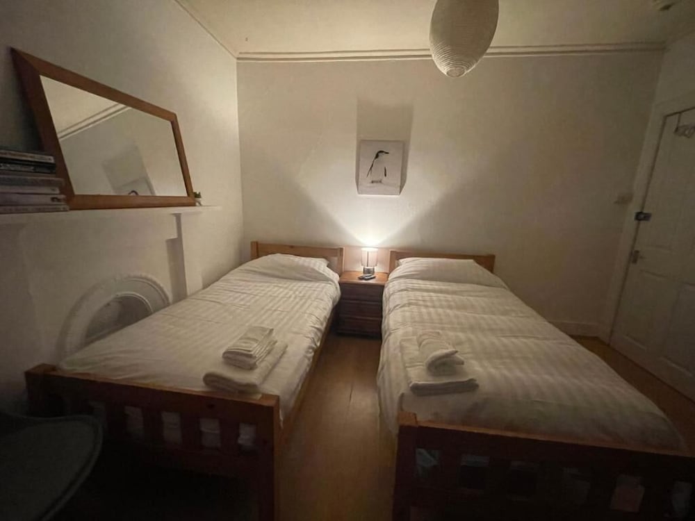 Economy Twin Room, 2 Twin Beds photo 2