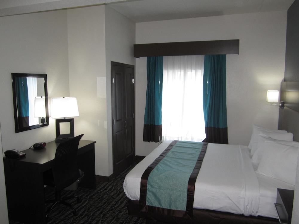 Suite, 1 King Bed, Non Smoking, Refrigerator & Microwave - Photo 1