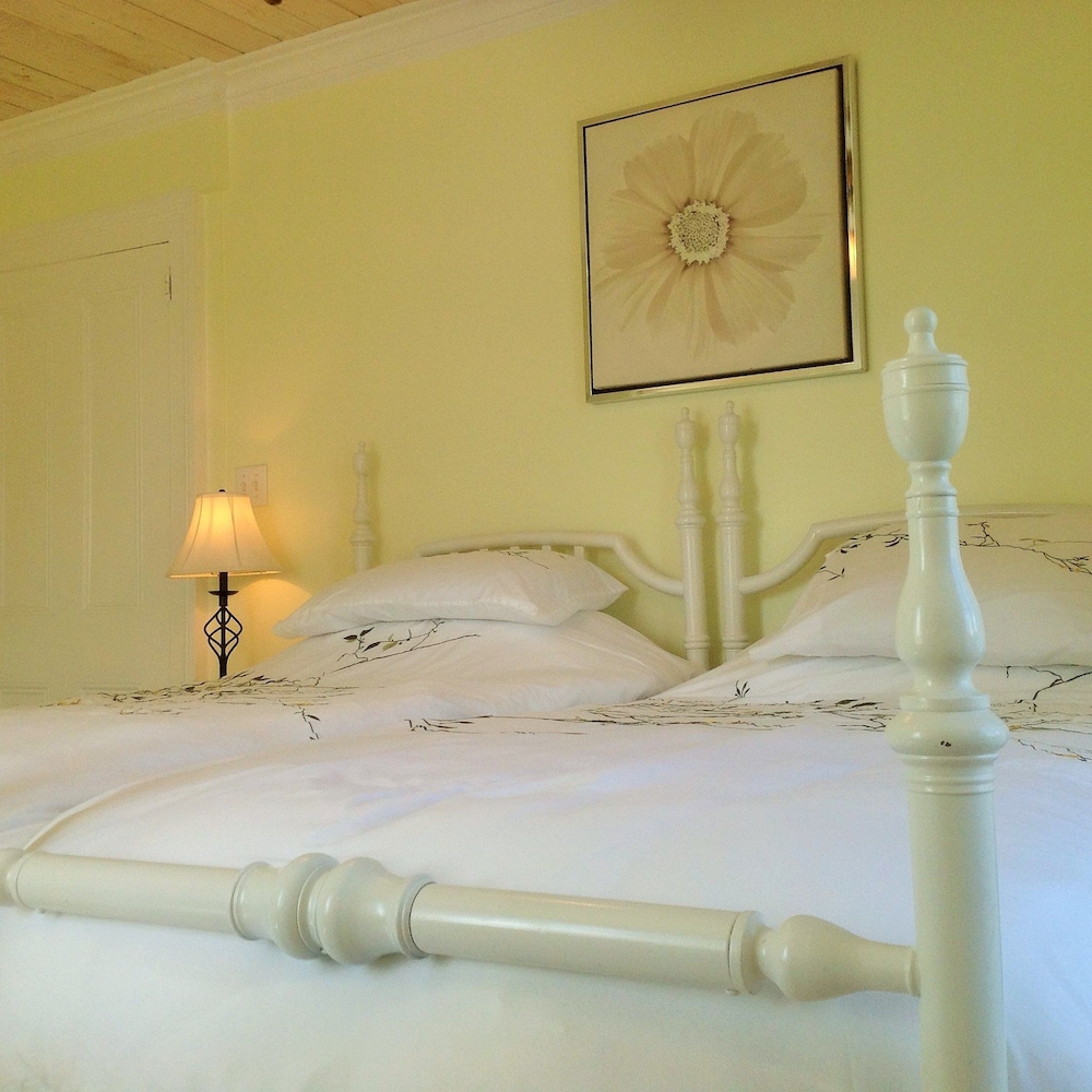 Room, 2 Twin Beds, Shared Bathroom photo 1