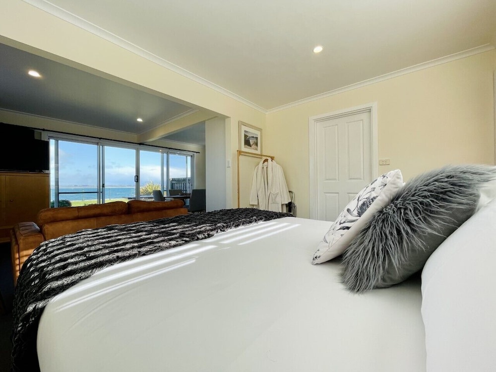 Superior Studio, 1 Queen Bed, Sea View photo 2