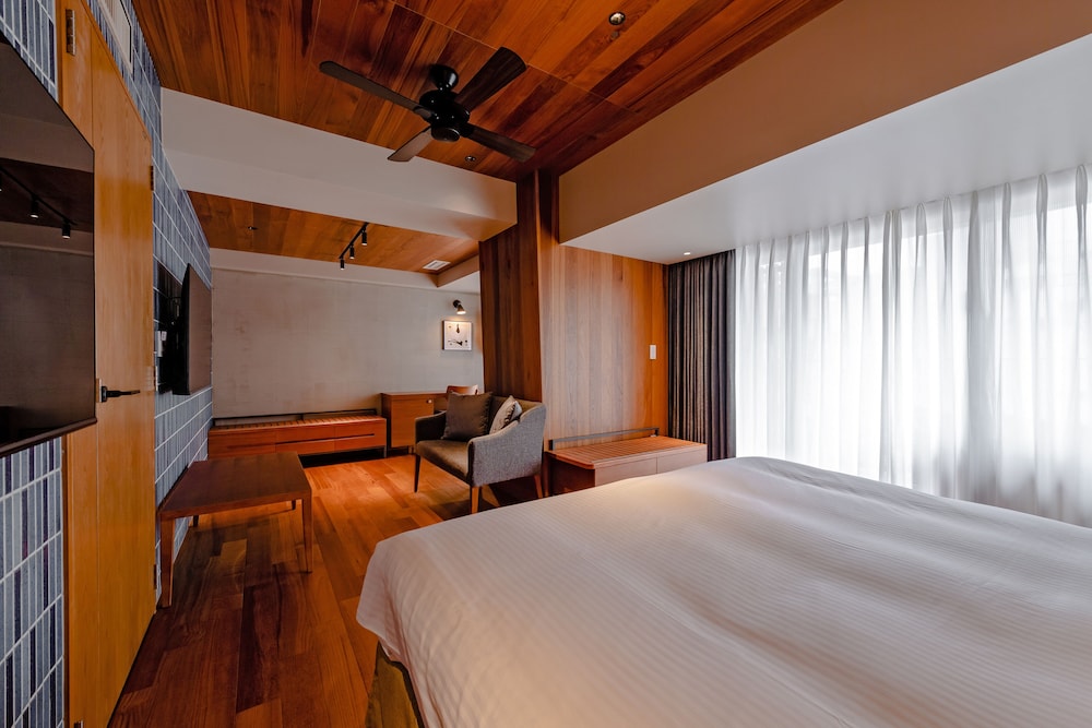 Deluxe King Room, Non Smoking - Photo 2