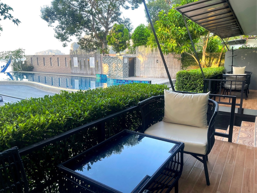 Deluxe Room with Pool View - Photo 6