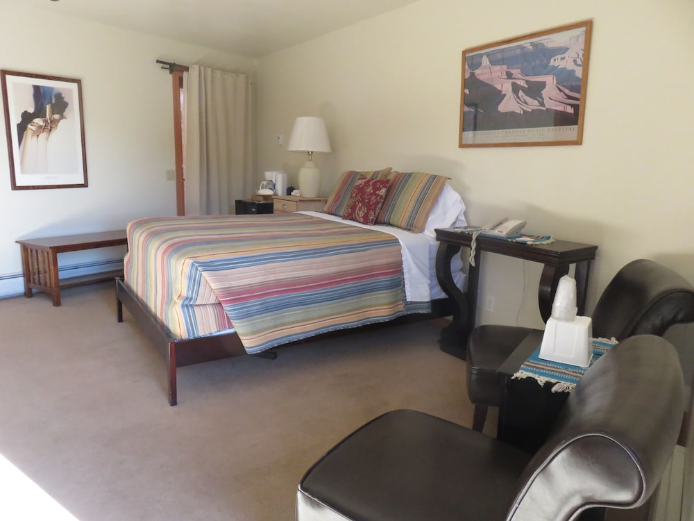 Classic Room, 1 King Bed, Refrigerator, River View (Upstairs, No Pets) photo 1