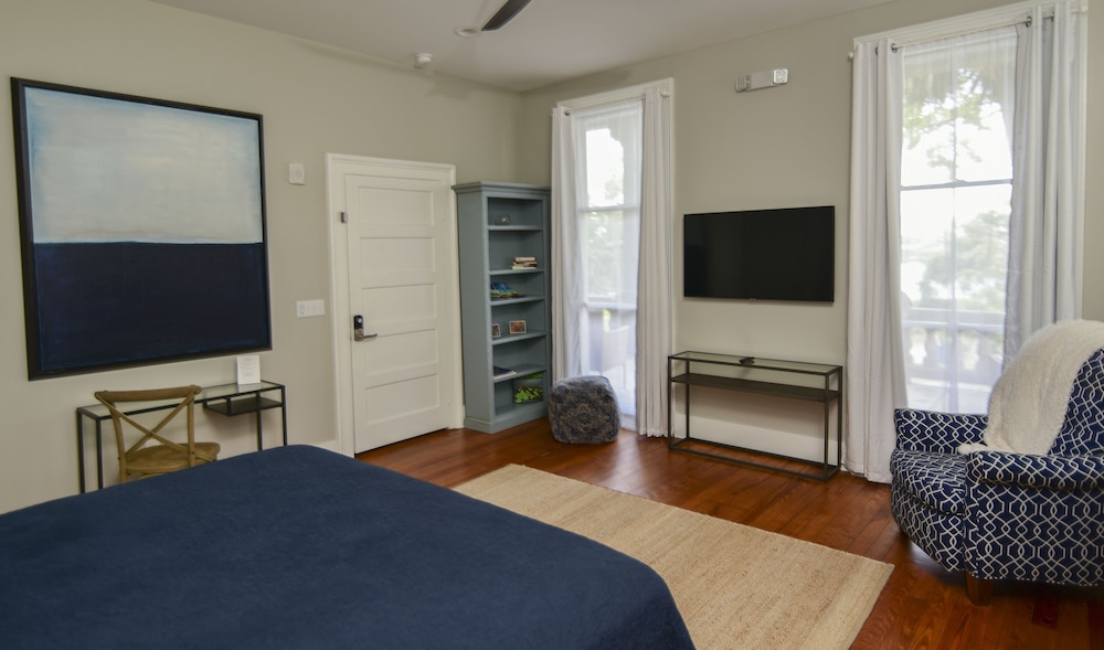 Superior Room, 1 King Bed, River View thumbnail 5