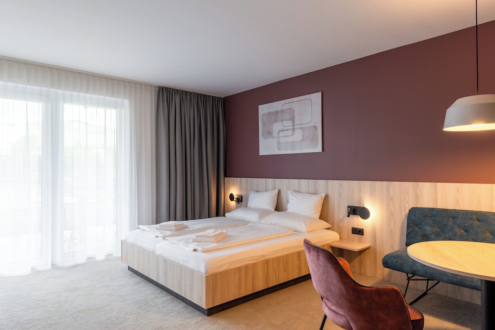 Grand Double Room, Roll-in Shower photo 3