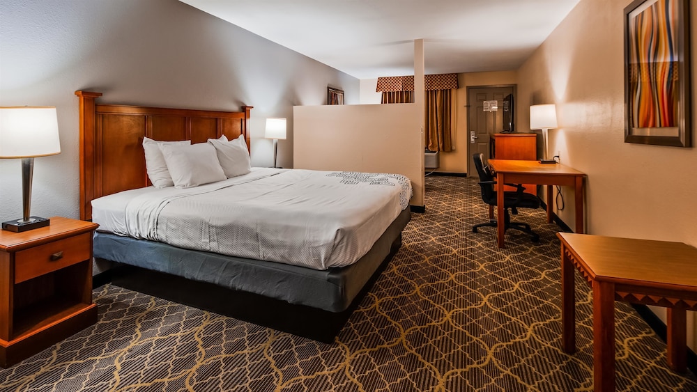 Suite, 1 King Bed, Non Smoking, Refrigerator & Microwave - Photo 1