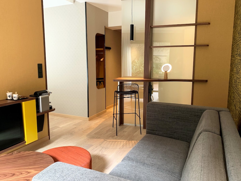 Signature Double Room, 1 Queen Bed with Sofa bed photo 3
