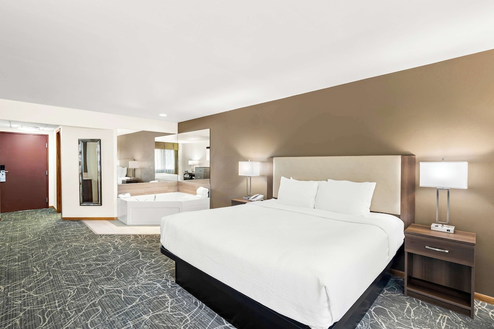 Suite, 1 King Bed, Non Smoking, Jetted Tub - Photo 3