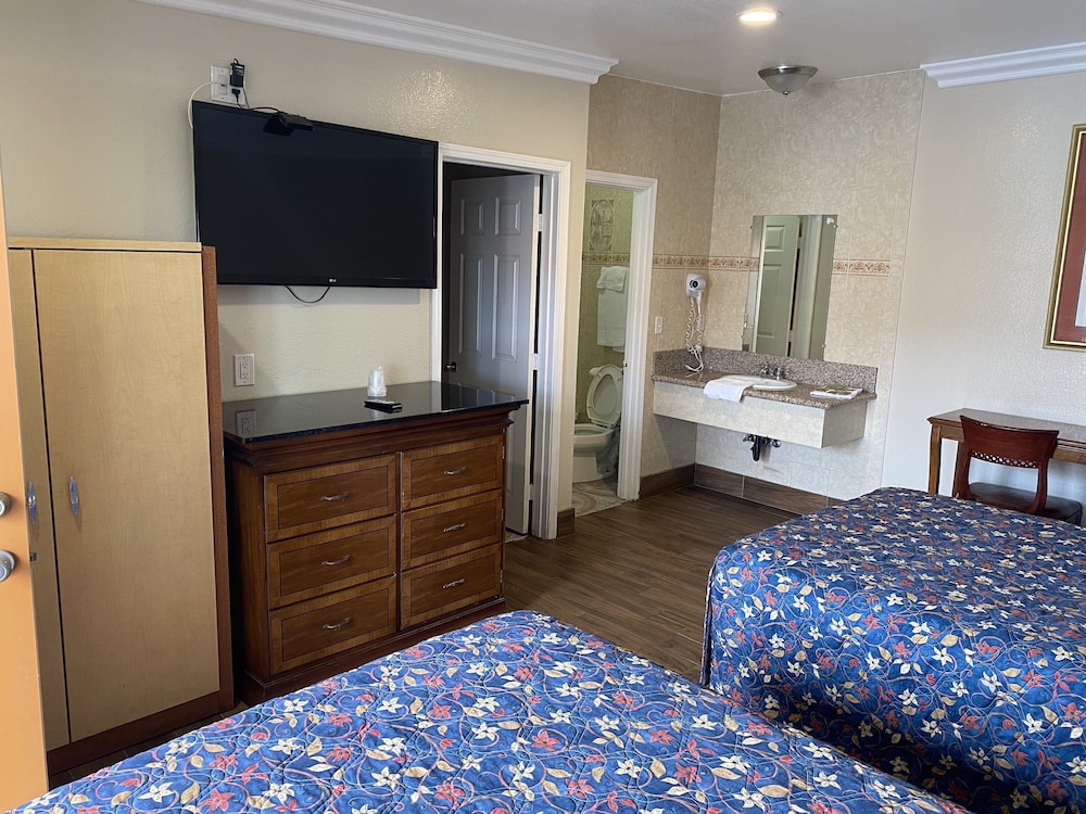 Room, 2 Double Beds, Kitchen photo 1