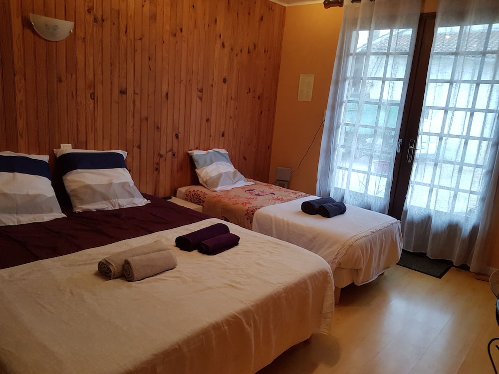 Classic Room, Multiple Beds, Non Smoking, Private Bathroom photo 2