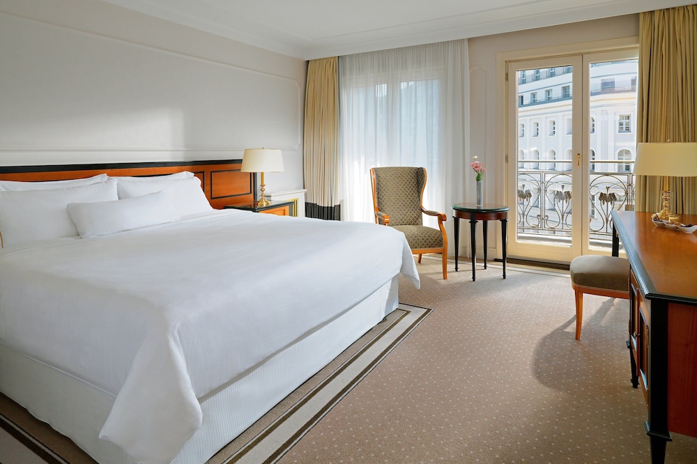 Signature Suite, 1 King Bed thumbnail 6