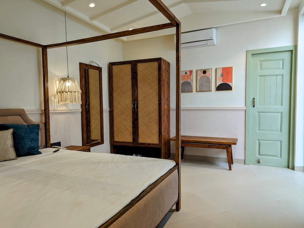 Deluxe Studio Suite, 1 King Bed photo 1