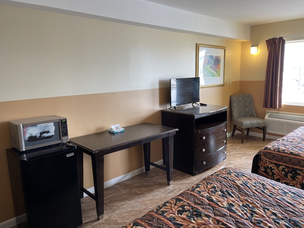 Deluxe Room, 3 Queen Beds - Photo 8