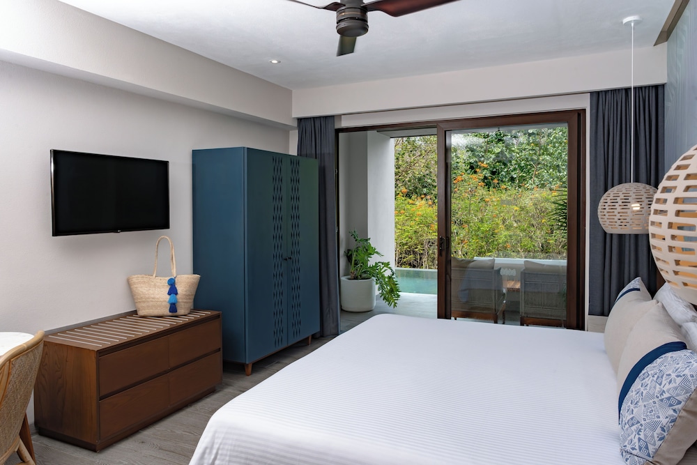 Allure Room, 1 King Bed, Adults Only (Swim Out) - Photo 2