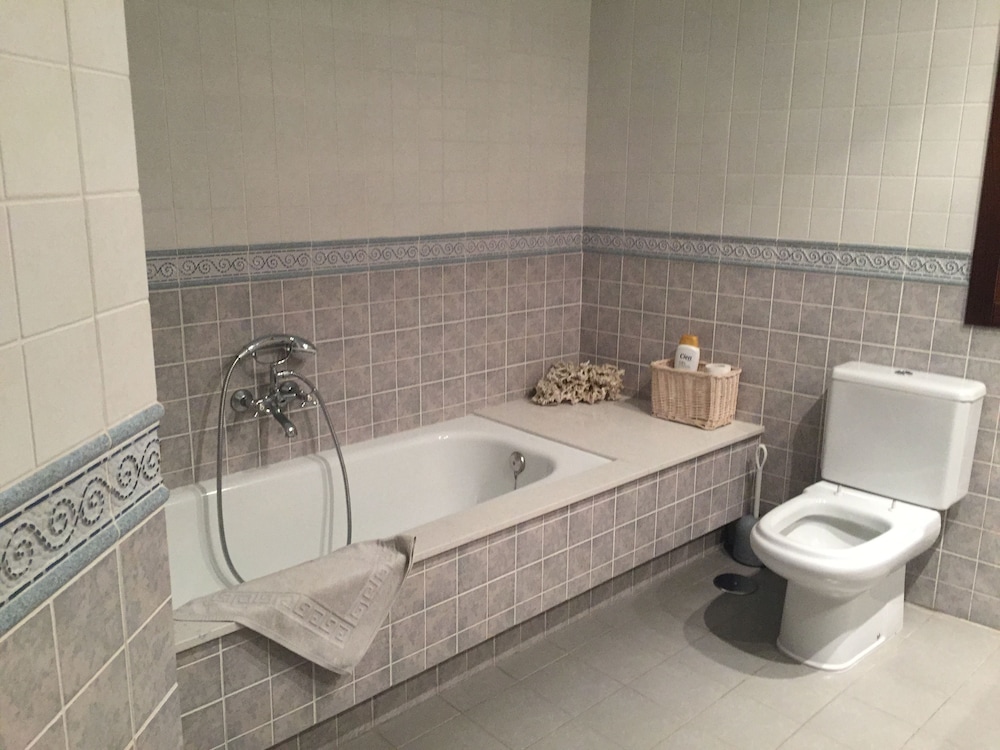 Twin Room, Private Bathroom - Photo 11
