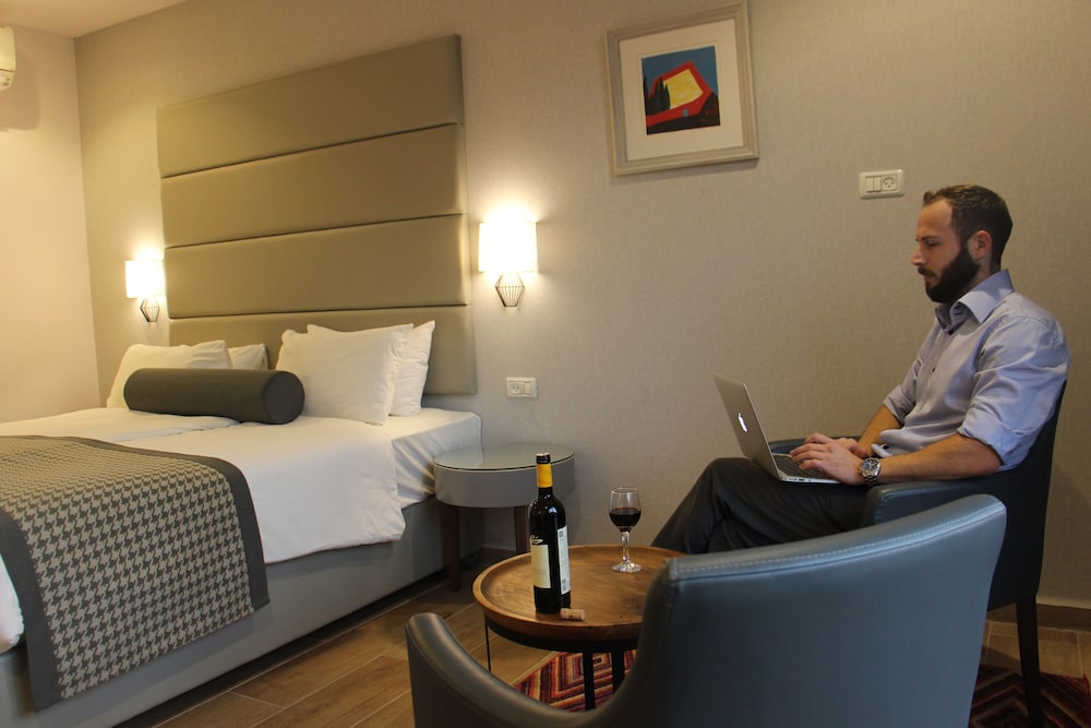 Premium Twin Room - Photo 7