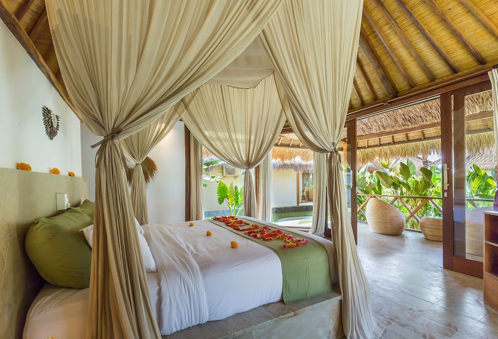 Exclusive Room, 1 King Bed, Pool View