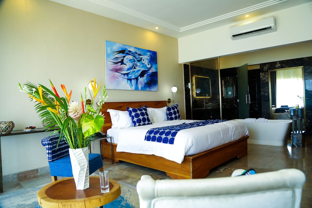 Deluxe Double Room, 1 King Bed, Non Smoking, Beach View photo 2