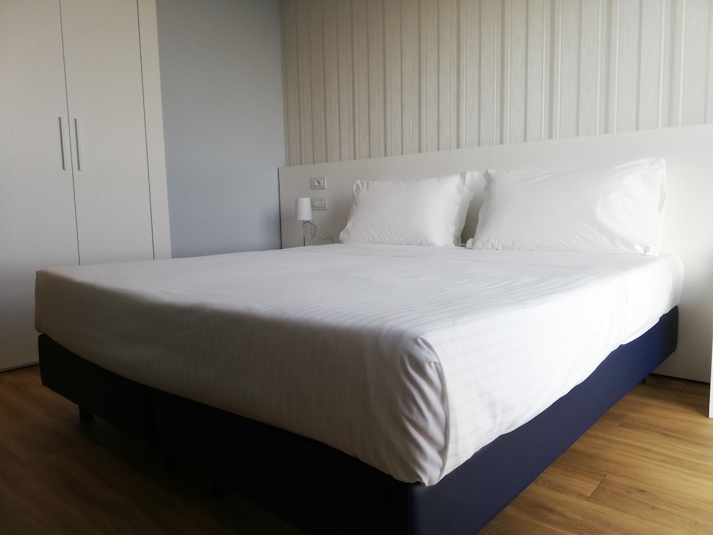 Standard Double Room, Accessible - Photo 5