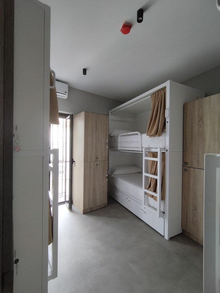 Shared Dormitory, Mixed Dorm