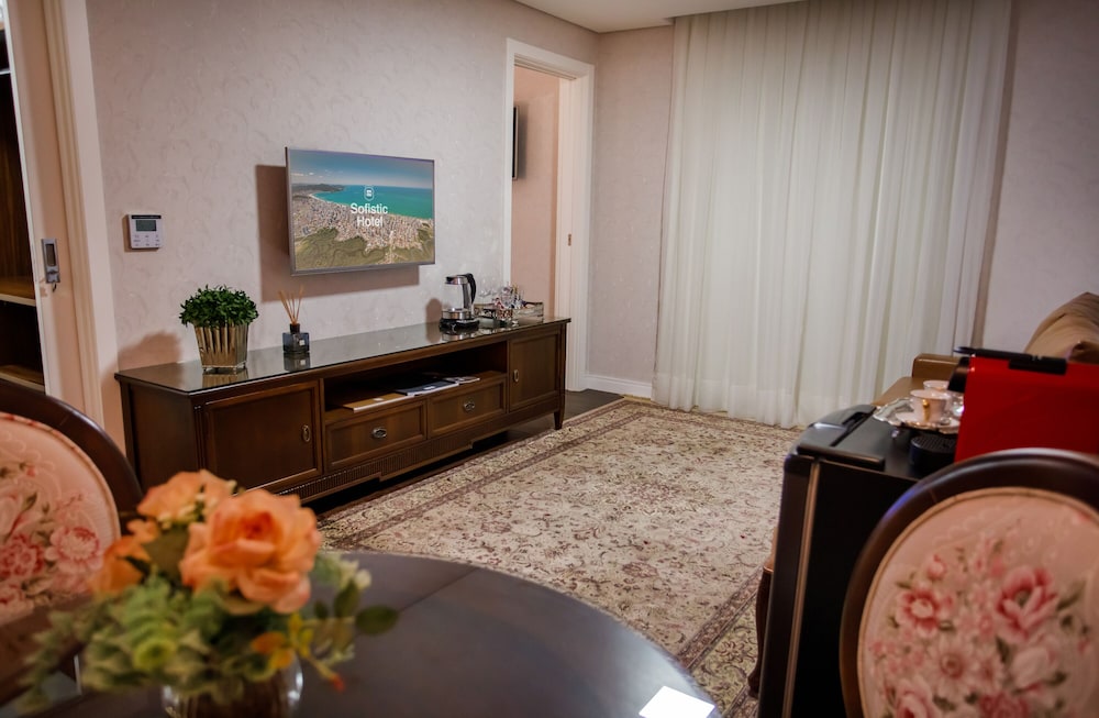 Superior Suite, Jetted Tub - Photo 7