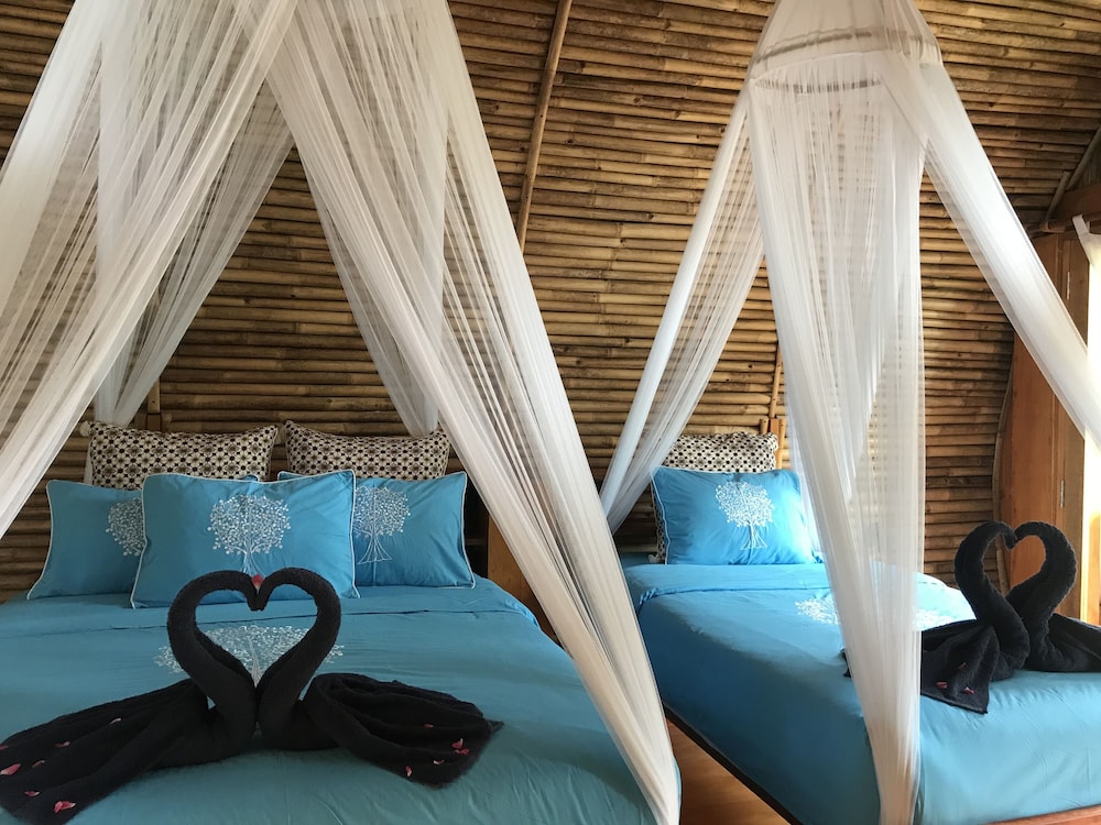 Family Bungalow, 2 Queen Beds, Balcony, Garden View photo 1