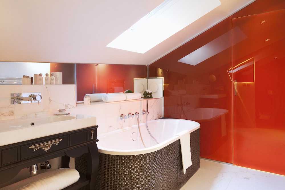 La Maison Favart bathroom photo
