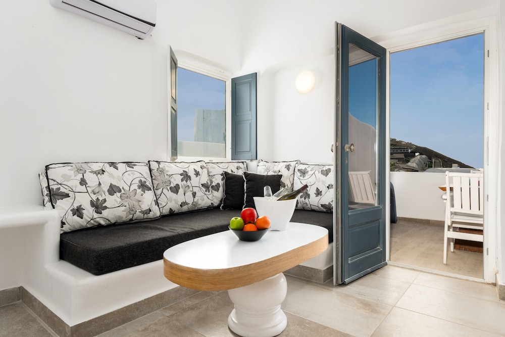 Amaze Suite with Plunge Pool & Caldera View