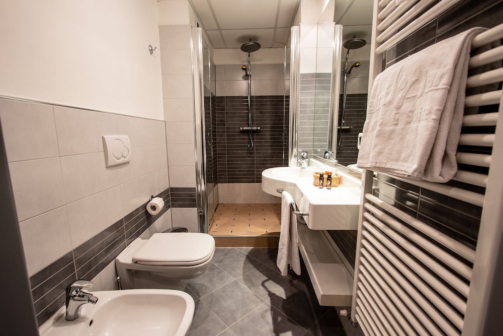 Family Quadruple Room (2 Adults + 2 Children) photo 3