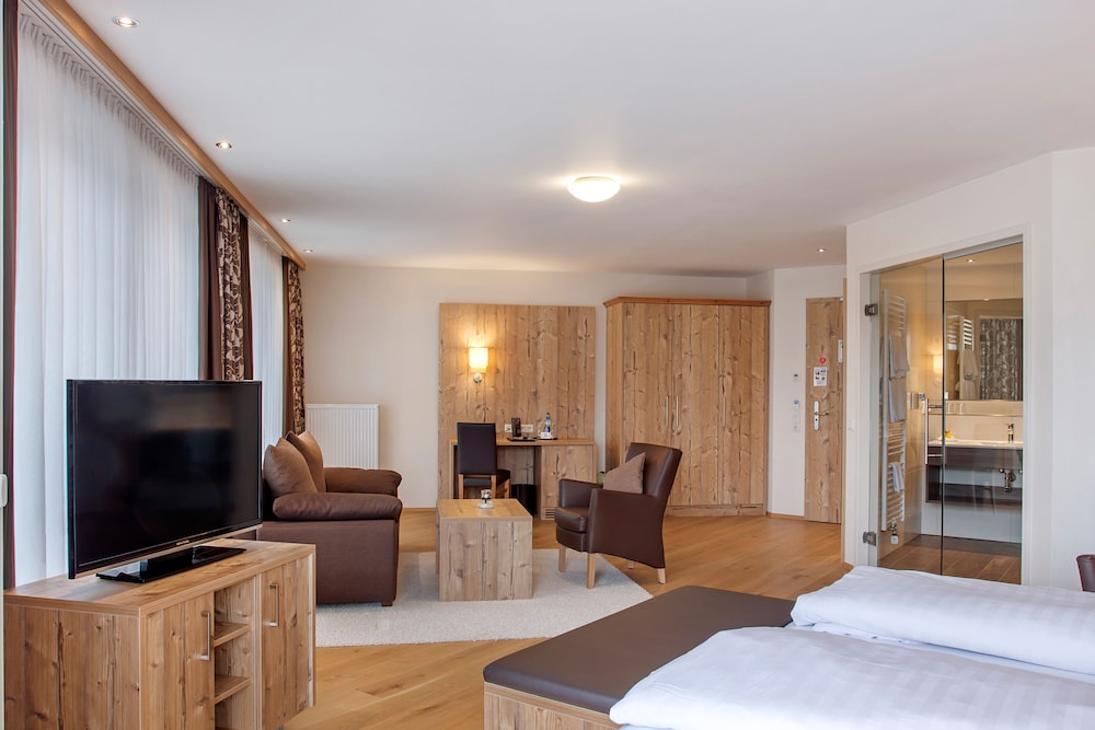 Junior Suite Deluxe Plus with Balcony photo 3