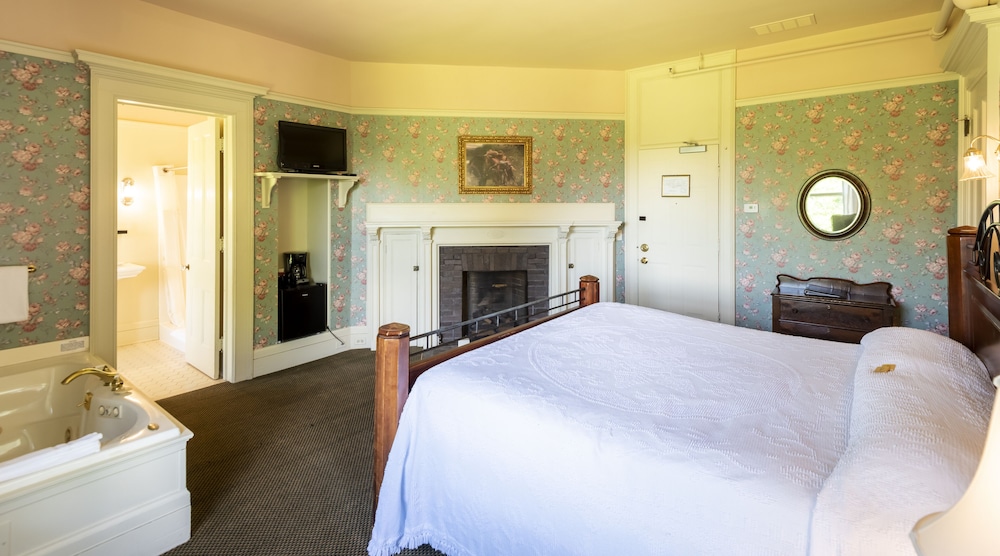 Pond View Room