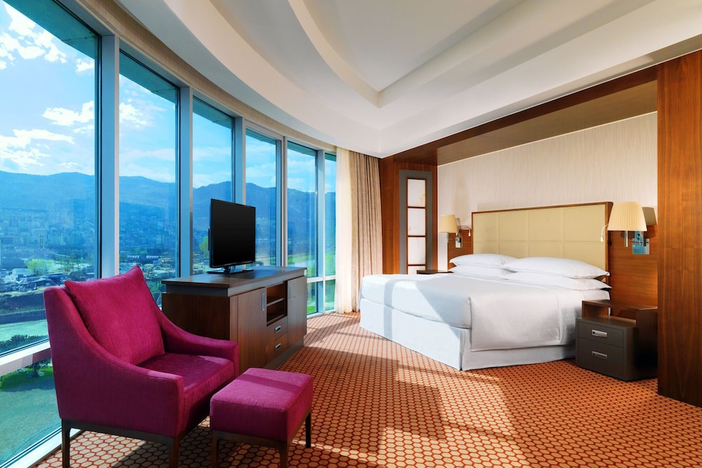 Deluxe Room, 1 King Bed, Smoking photo 3