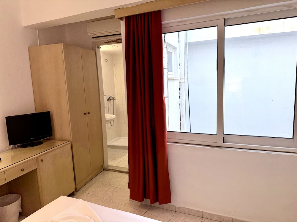 Internal Double Room with Window (no view) - Photo 12