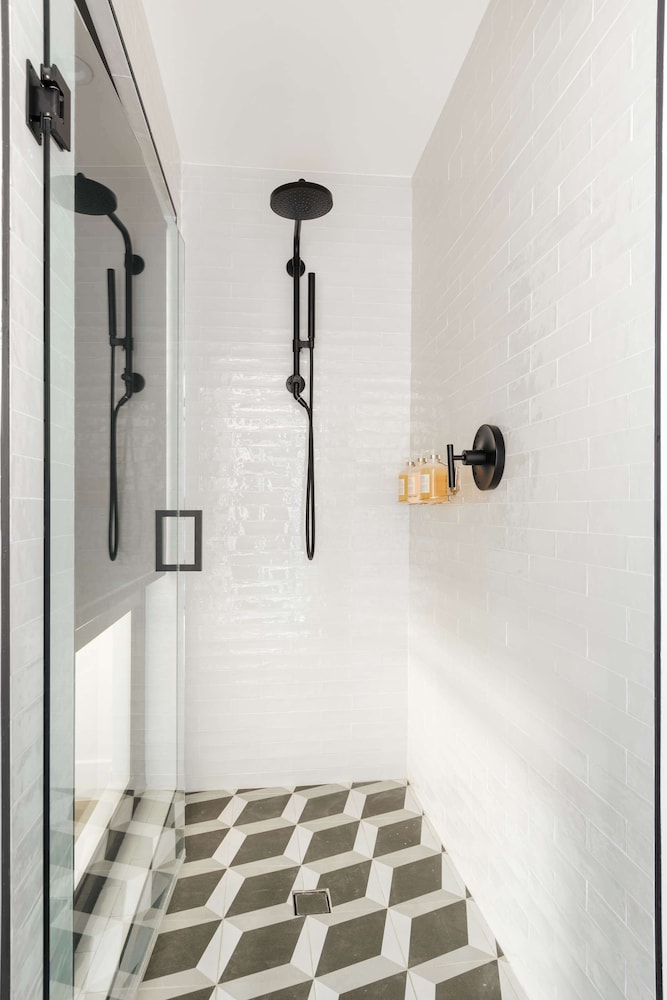 Standard Room, 2 Twin Beds (Roll-In Shower) - Photo 5