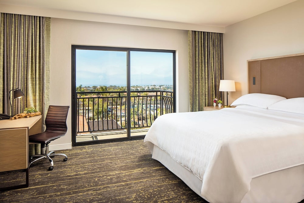 Studio Suite, 1 King Bed (Mobility/Hearing Access, Roll-in Shwr)