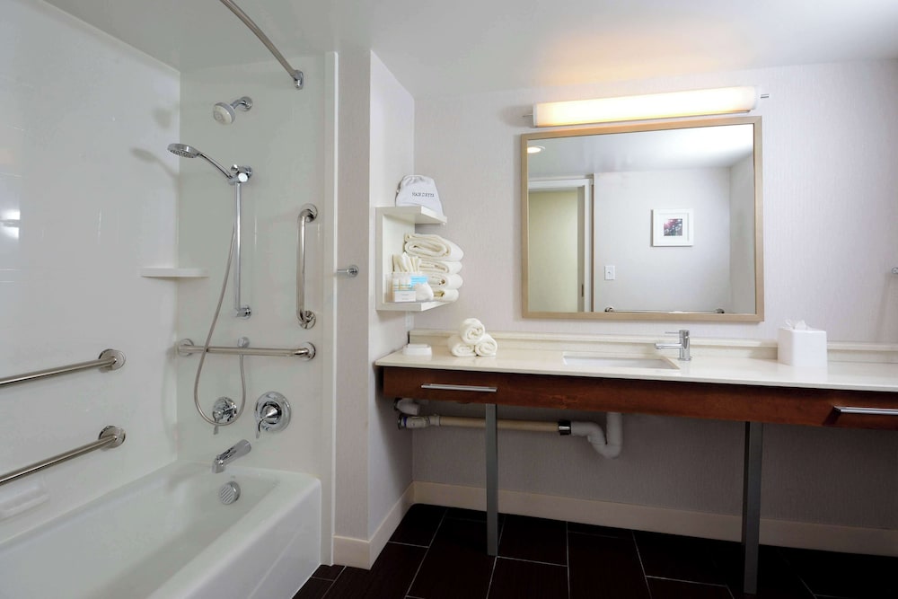 Room, 1 King Bed, Accessible, Bathtub - Photo 1