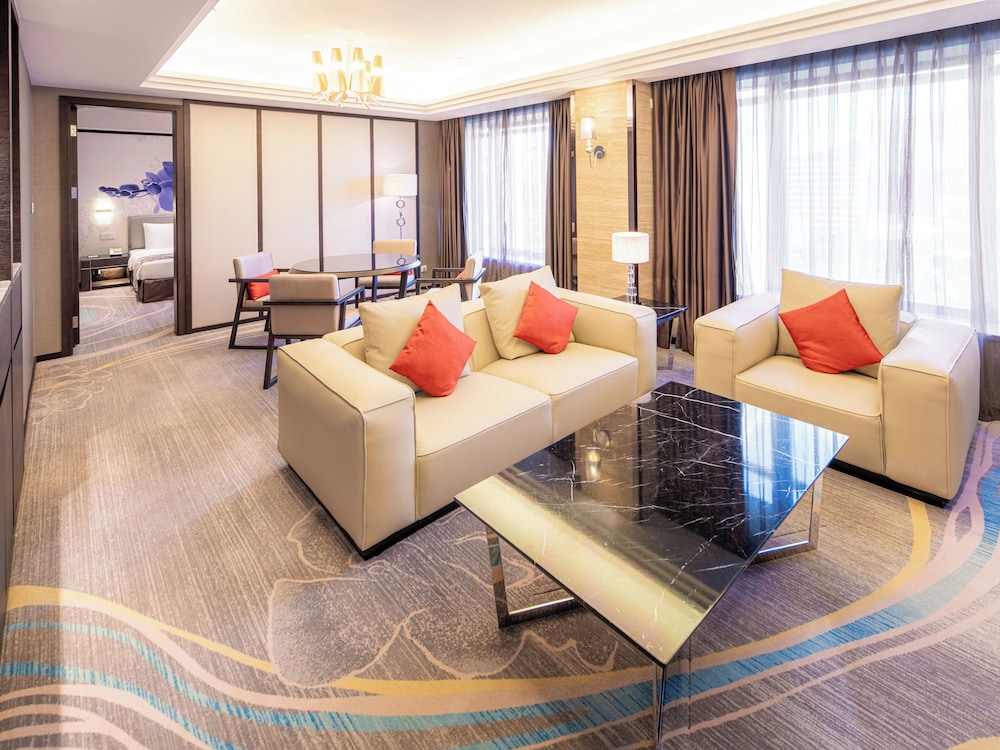 Executive Suite - Photo 3