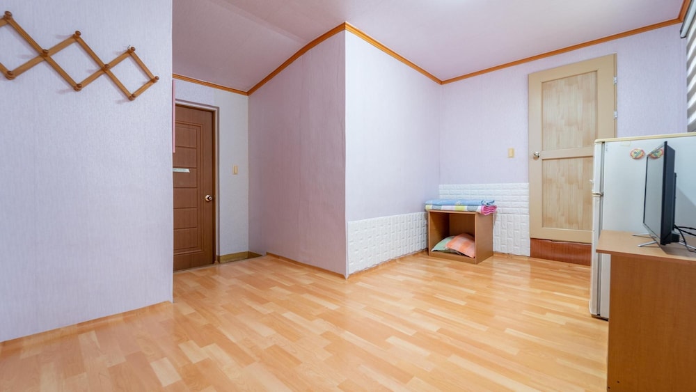 Basic Room, 1 Bedroom (ondol 108ho) photo 2