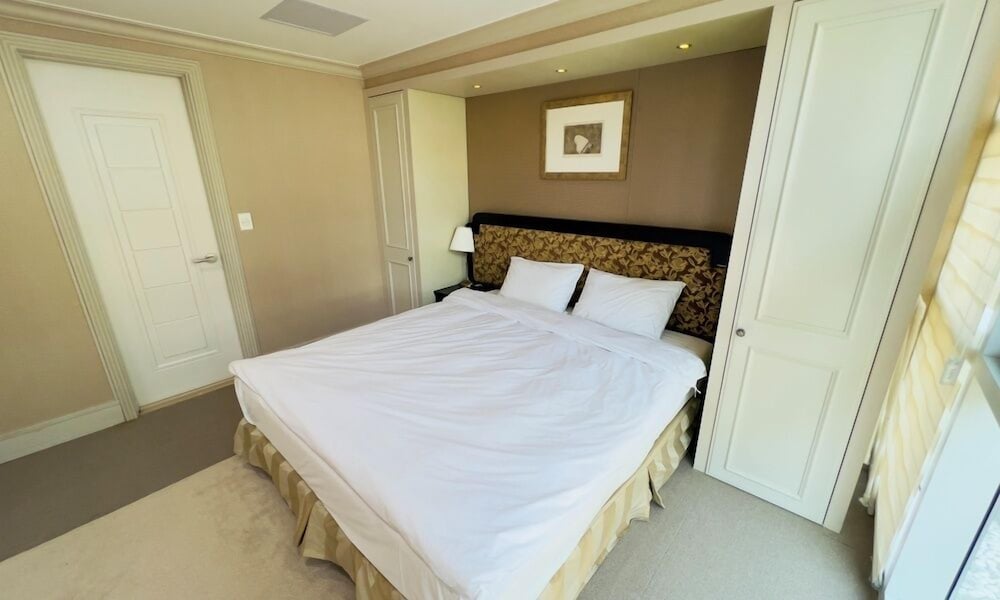 Executive Suite - Photo 14