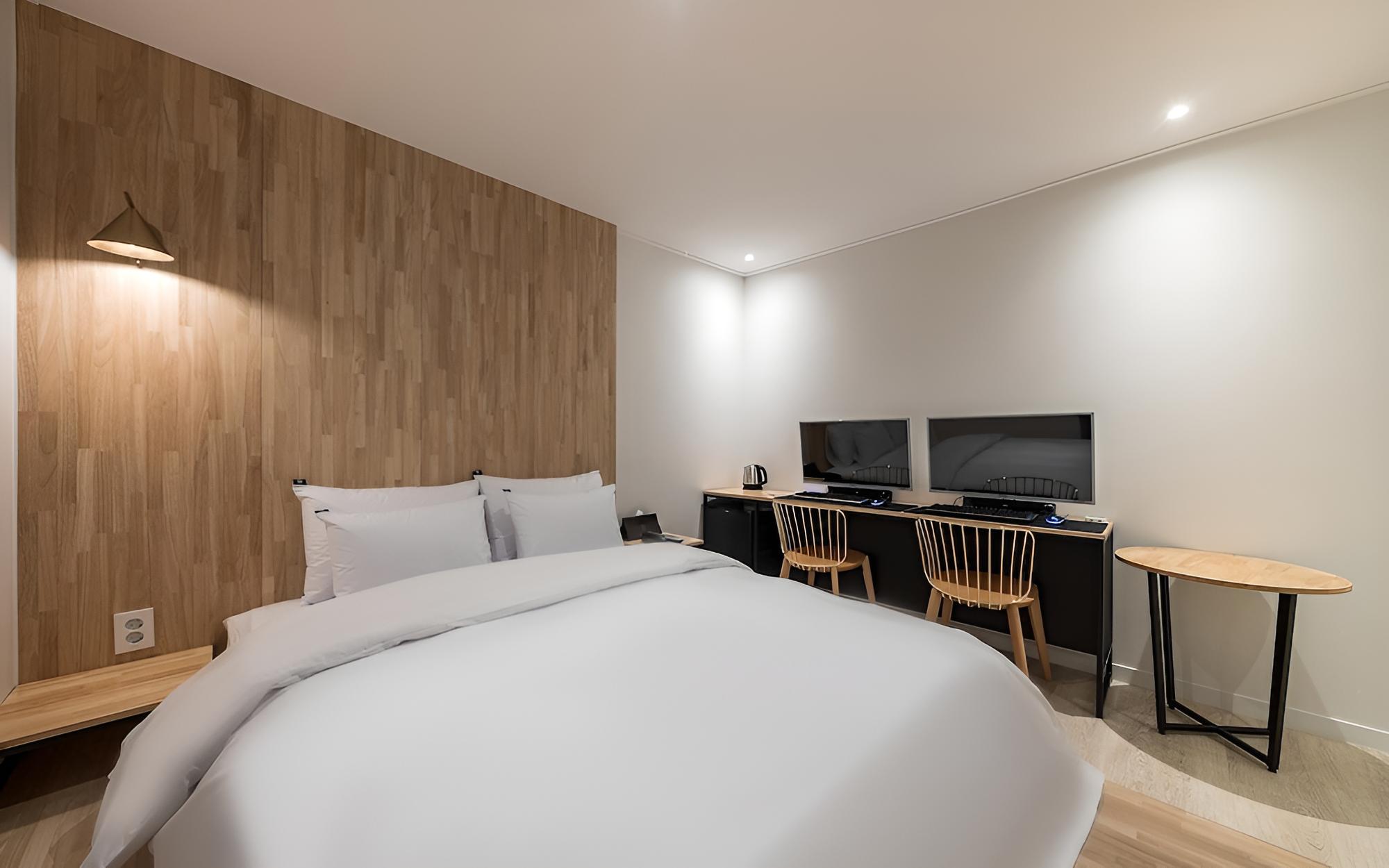 Room (Luxury (Gustopper Bed LG Smart UHD55")
