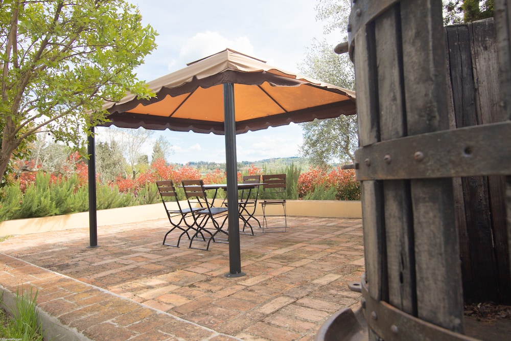 Classic Apartment, Patio, Hill View photo 1