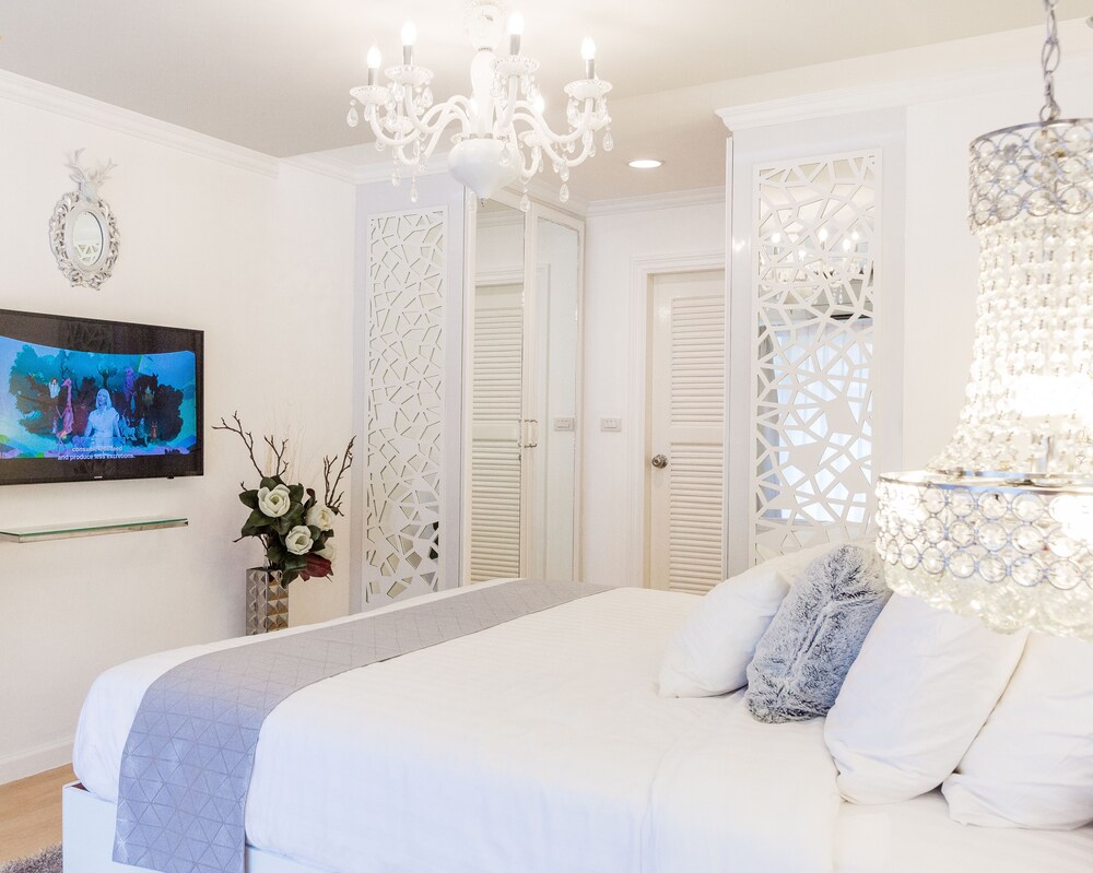 Luxury 4-Bedroom Townhome photo 2