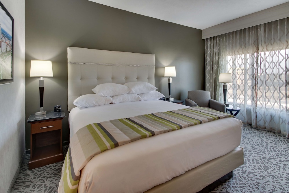 Deluxe Room, 1 King Bed (Upper Floor, Hearing Accessible) - Photo 5