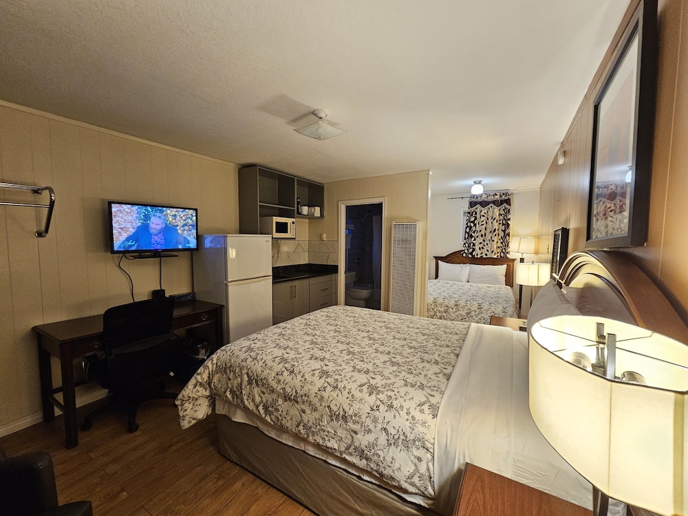 Deluxe Room, 1 Queen Bed, Kitchenette photo 2