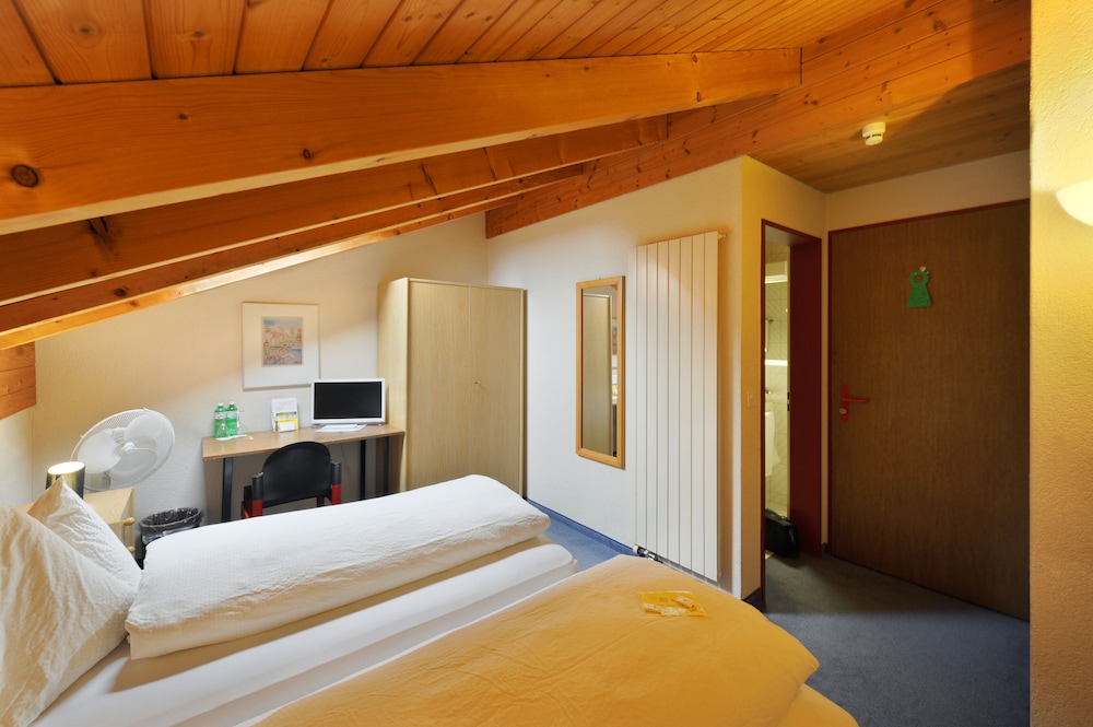 Economy Double Room photo 2