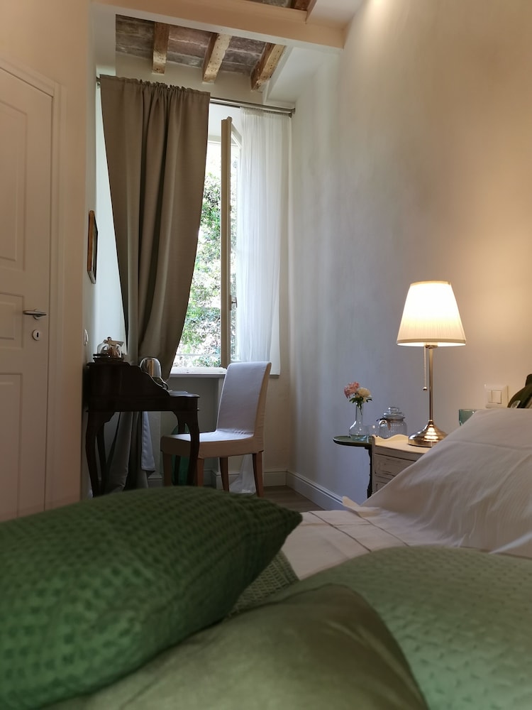 Comfort Room, Garden View