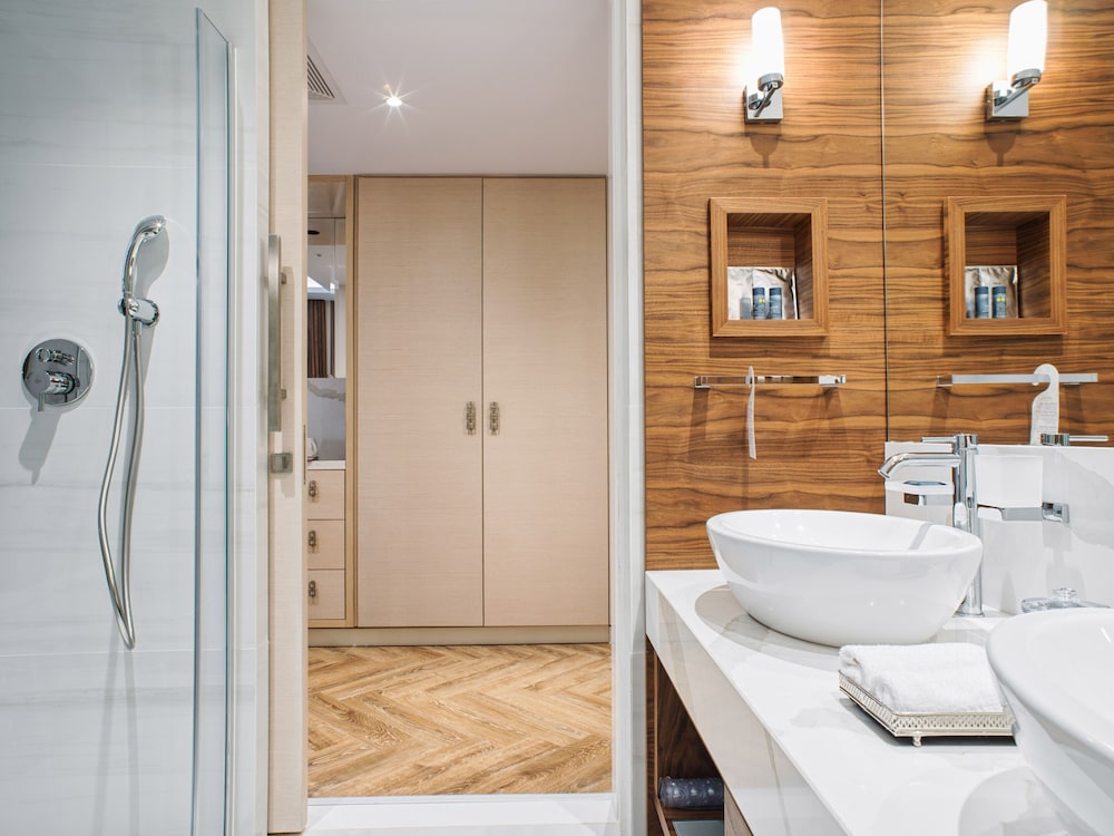 Junior Suite, Pool View - Photo 9