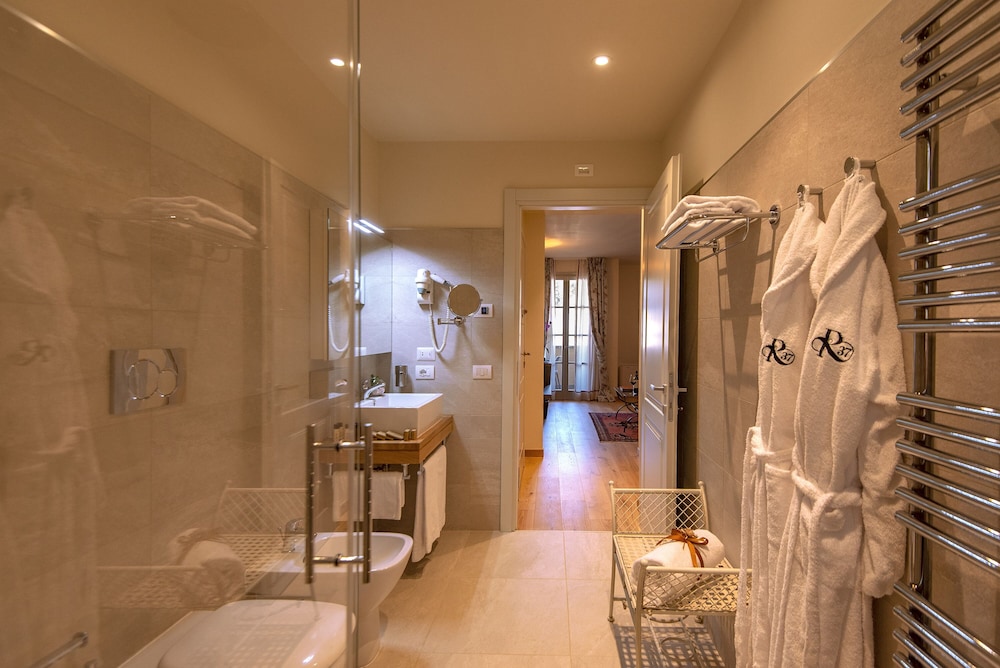 Suite, Multiple Beds - Photo 10
