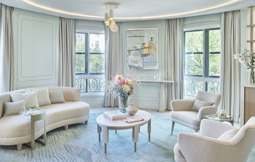 Suite, Corner (Aldwych)